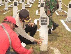 Kapolres Sibolga Bersama PBB Cat Makam Pahlawan; Tumbuhkan Semangat Kepahlawanan Menyambut HUT RI ke-76