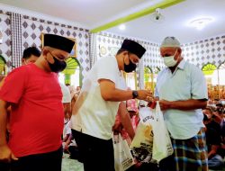 Bobby Nasution Berbagi Sembako di Masjid Raya Pandan; HIPMI hadir merasakan kesulitan yang dihadapi masyarakat pada saat Pandemi