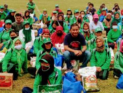 HUT KORPRI ke-50, Bupati Bakhtiar Bagikan Sembako Kepada 245 Petugas Kebersihan