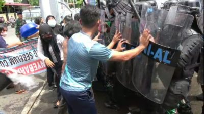 Pasukan Huru-hara Lanal Sibolga Hadang Aksi Demonstrasi
