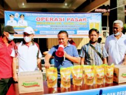Atasi Kelangkaan, Pemkab Tapteng Gelar Operasi Pasar; Minyak Goreng Dijual Rp14.000/Liter