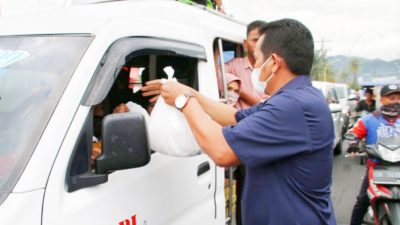 NasDem Tapteng Bagikan 2000 Paket Sembako Lebaran dari Anggota DPR RI Martin Manurung