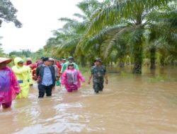 Tinjau Banjir di Kolang, Pj Bupati Instruksikan Dinas PUPR Segera Lakukan Normalisasi Sungai