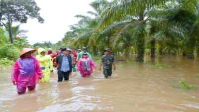 Tinjau Banjir di Kolang, Pj Bupati Instruksikan Dinas PUPR Segera Lakukan Normalisasi Sungai
