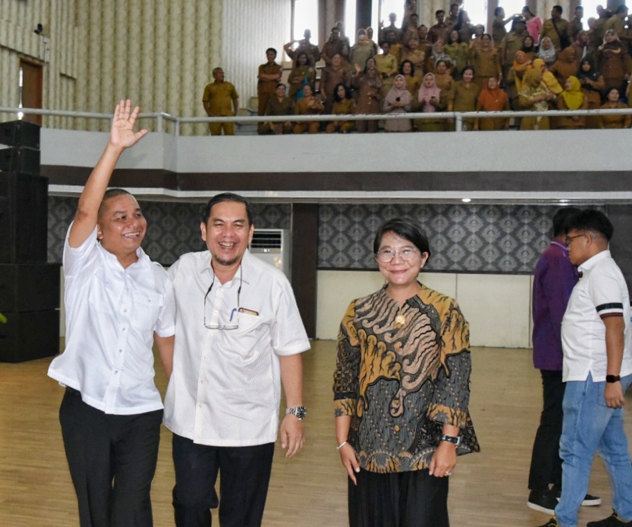 Foto : Bakhtiar Ahmad Sibarani melambaikan tangan kepada aparat pemerintahan yang menyambutnya di acara ramah tamah Pj Bupati Tapteng Elfin Elyas Nainggolan.