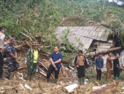 Hari Pertama Bertugas, Pj Bupati Tapteng Bersama Bakhtiar Sibarani Kunjungi Korban Bencana Barus