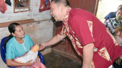Pj Bupati Tapteng Kunjungi Yetina dan Bayi yang Viral Lahir di Teras Puskesmas, Doakan Kelak Jadi Orang Sukses