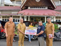 Pj Bupati Tapteng Berikan Bantuan Rp2 juta untuk 1.000 Abang Becak
