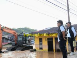 Mantan Bupati Tapteng Bakhtiar Sibarani Bantu Kerahkan Alat Berat Keruk Sungai Aek Doras
